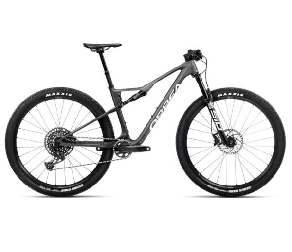 "Bicicleta Orbea Oiz M21 Edición Especial en acción, con cuadro de carbono, suspensiones RockShox y ruedas Mountain Performance MP30TEAM equipadas con cubiertas Maxxis Rekon Race."