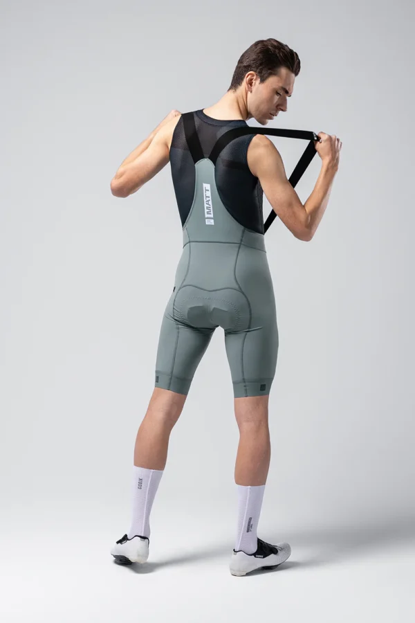 "Culotte Corto Gobik Matt 2.0 en color negro, con acabado mate, badana K10 Graphene y ajuste ergonómico. Diseñado para rutas de larga distancia con máxima sujeción y transpirabilidad."
