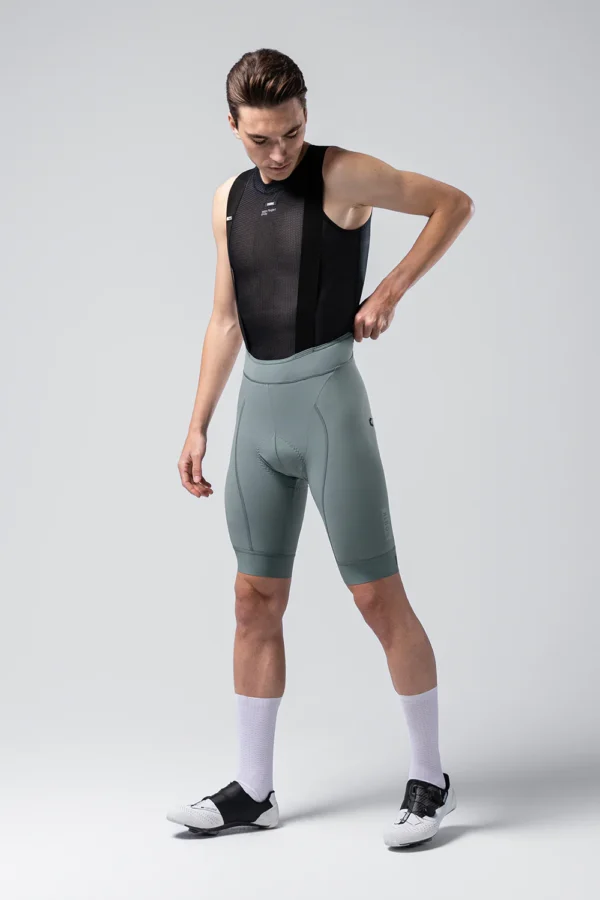 "Culotte Corto Gobik Matt 2.0 en color negro, con acabado mate, badana K10 Graphene y ajuste ergonómico. Diseñado para rutas de larga distancia con máxima sujeción y transpirabilidad."