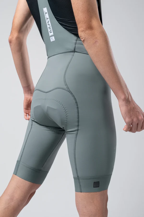 "Culotte Corto Gobik Matt 2.0 en color negro, con acabado mate, badana K10 Graphene y ajuste ergonómico. Diseñado para rutas de larga distancia con máxima sujeción y transpirabilidad."