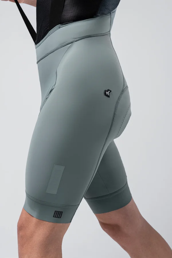 "Culotte Corto Gobik Matt 2.0 en color negro, con acabado mate, badana K10 Graphene y ajuste ergonómico. Diseñado para rutas de larga distancia con máxima sujeción y transpirabilidad."