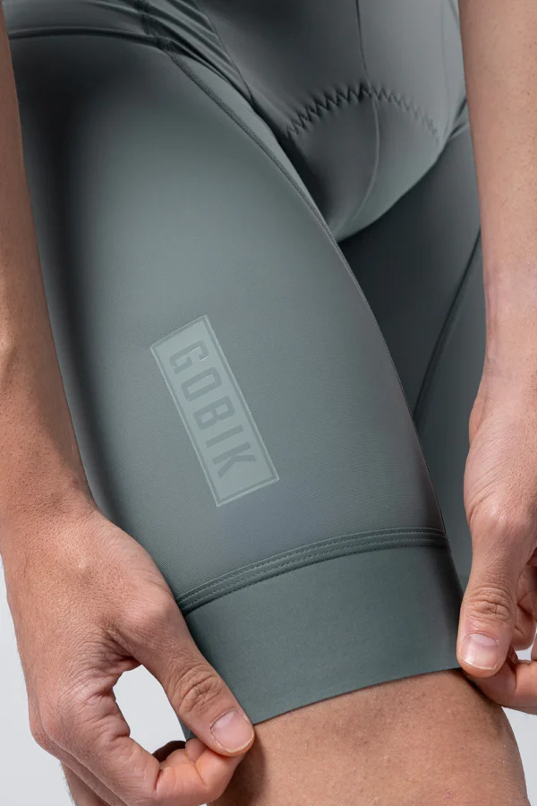 "Culotte Corto Gobik Matt 2.0 en color negro, con acabado mate, badana K10 Graphene y ajuste ergonómico. Diseñado para rutas de larga distancia con máxima sujeción y transpirabilidad."
