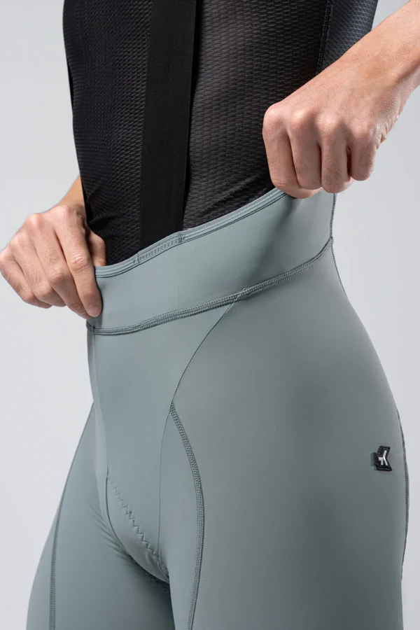 "Culotte Corto Gobik Matt 2.0 en color negro, con acabado mate, badana K10 Graphene y ajuste ergonómico. Diseñado para rutas de larga distancia con máxima sujeción y transpirabilidad."