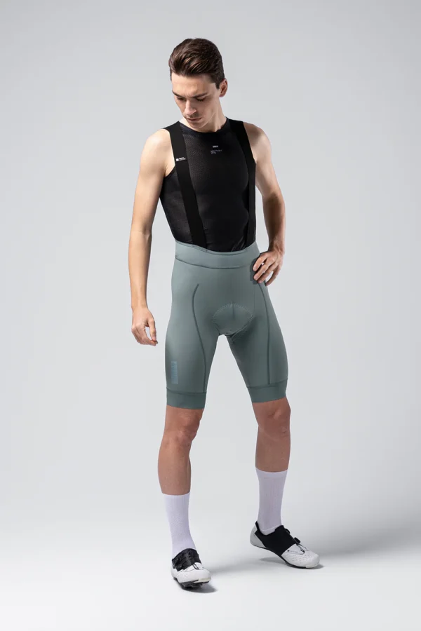 "Culotte Corto Gobik Matt 2.0 en color negro, con acabado mate, badana K10 Graphene y ajuste ergonómico. Diseñado para rutas de larga distancia con máxima sujeción y transpirabilidad."