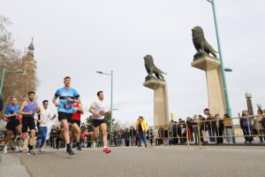 Running: Iván Garbayo en el podio de la 10K "Todos los Días Cuentan", celebrando su tercer puesto en categoría senior masculino, y compitiendo en la Media Maratón de Zaragoza, donde 
