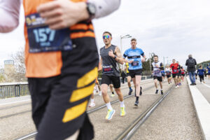 Running: Iván Garbayo en el podio de la 10K "Todos los Días Cuentan", celebrando su tercer puesto en categoría senior masculino, y compitiendo en la Media Maratón de Zaragoza, donde 