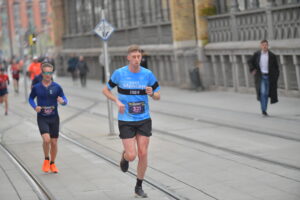 Running: Iván Garbayo en el podio de la 10K "Todos los Días Cuentan", celebrando su tercer puesto en categoría senior masculino, y compitiendo en la Media Maratón de Zaragoza, donde 