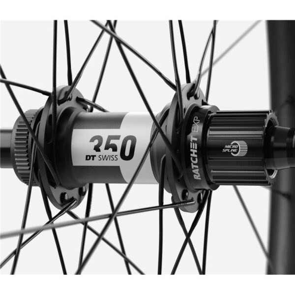 "Bicicleta Orbea Oiz M21 Edición Especial en acción, con cuadro de carbono, suspensiones RockShox y ruedas Mountain Performance MP30TEAM equipadas con cubiertas Maxxis Rekon Race."