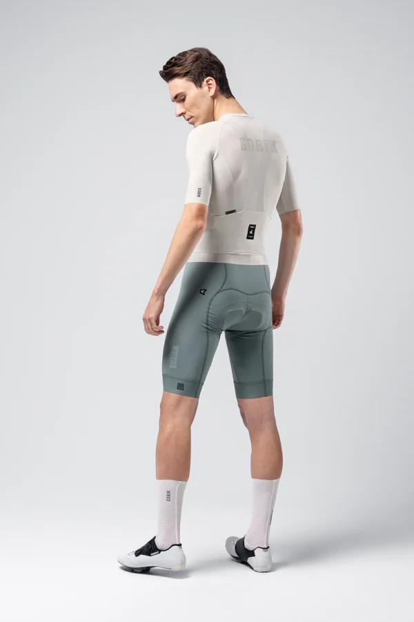 "Maillot Manga Corta Gobik CX Solid en color [color específico], diseñado para ciclismo de alto rendimiento. Ajuste perfecto, tejido EVOFLEX ultraligero y transpirable, ideal para temperaturas cálidas."