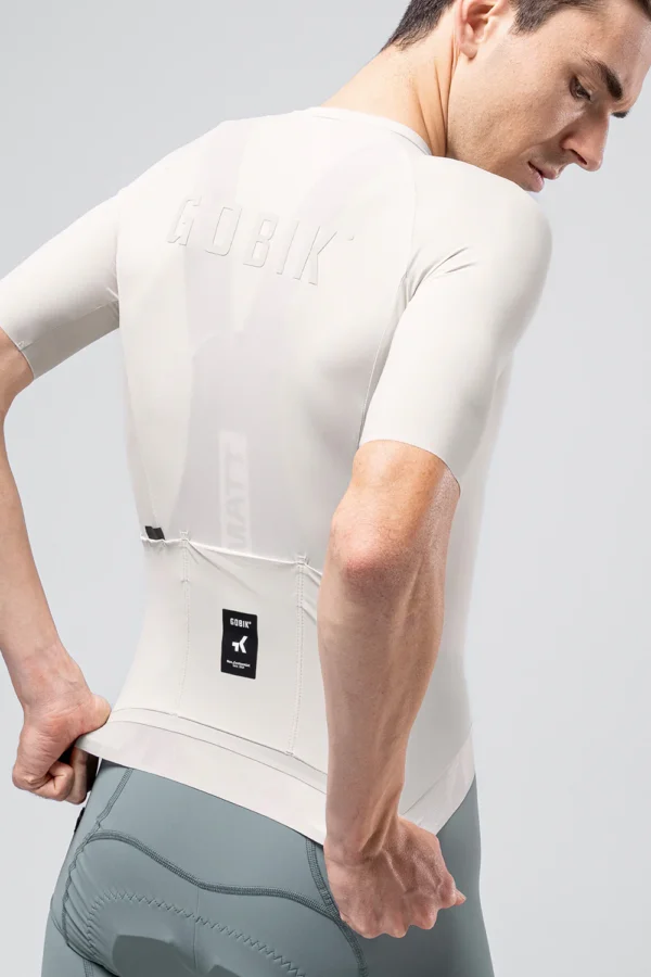 "Maillot Manga Corta Gobik CX Solid en color [color específico], diseñado para ciclismo de alto rendimiento. Ajuste perfecto, tejido EVOFLEX ultraligero y transpirable, ideal para temperaturas cálidas."