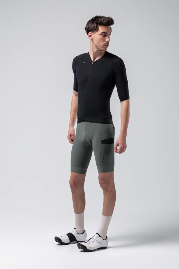 "Maillot Manga Corta Gobik CX Solid en color [color específico], diseñado para ciclismo de alto rendimiento. Ajuste perfecto, tejido EVOFLEX ultraligero y transpirable, ideal para temperaturas cálidas."