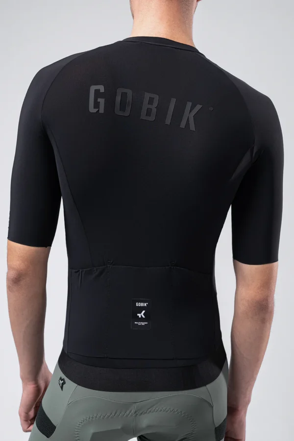 "Maillot Manga Corta Gobik CX Solid en color [color específico], diseñado para ciclismo de alto rendimiento. Ajuste perfecto, tejido EVOFLEX ultraligero y transpirable, ideal para temperaturas cálidas."