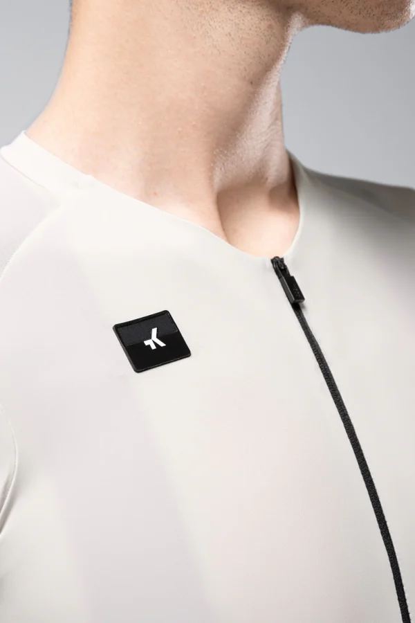 "Maillot Manga Corta Gobik CX Solid en color [color específico], diseñado para ciclismo de alto rendimiento. Ajuste perfecto, tejido EVOFLEX ultraligero y transpirable, ideal para temperaturas cálidas."