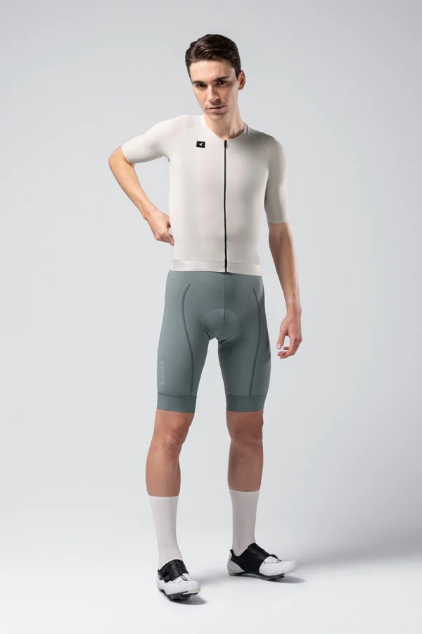 "Maillot Manga Corta Gobik CX Solid en color [color específico], diseñado para ciclismo de alto rendimiento. Ajuste perfecto, tejido EVOFLEX ultraligero y transpirable, ideal para temperaturas cálidas."