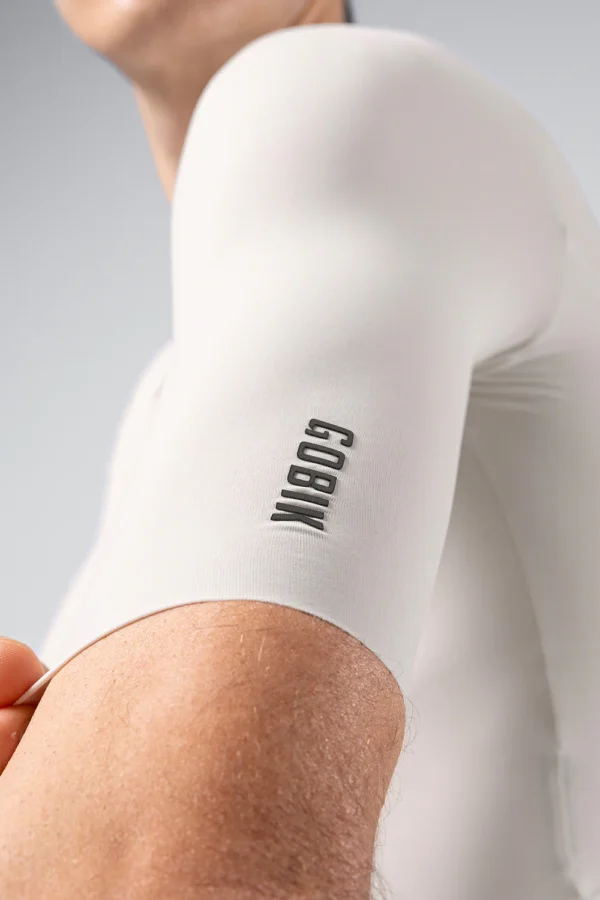 "Maillot Manga Corta Gobik CX Solid en color [color específico], diseñado para ciclismo de alto rendimiento. Ajuste perfecto, tejido EVOFLEX ultraligero y transpirable, ideal para temperaturas cálidas."