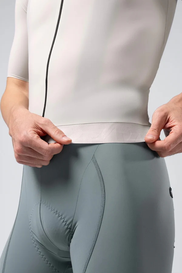 "Maillot Manga Corta Gobik CX Solid en color [color específico], diseñado para ciclismo de alto rendimiento. Ajuste perfecto, tejido EVOFLEX ultraligero y transpirable, ideal para temperaturas cálidas."