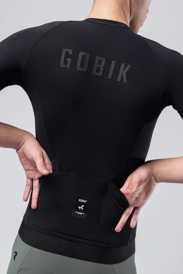 "Maillot Manga Corta Gobik CX Solid en color [color específico], diseñado para ciclismo de alto rendimiento. Ajuste perfecto, tejido EVOFLEX ultraligero y transpirable, ideal para temperaturas cálidas."