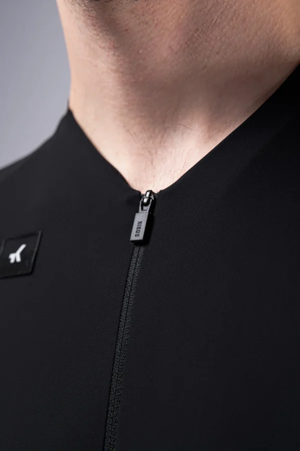 "Maillot Manga Corta Gobik CX Solid en color [color específico], diseñado para ciclismo de alto rendimiento. Ajuste perfecto, tejido EVOFLEX ultraligero y transpirable, ideal para temperaturas cálidas."
