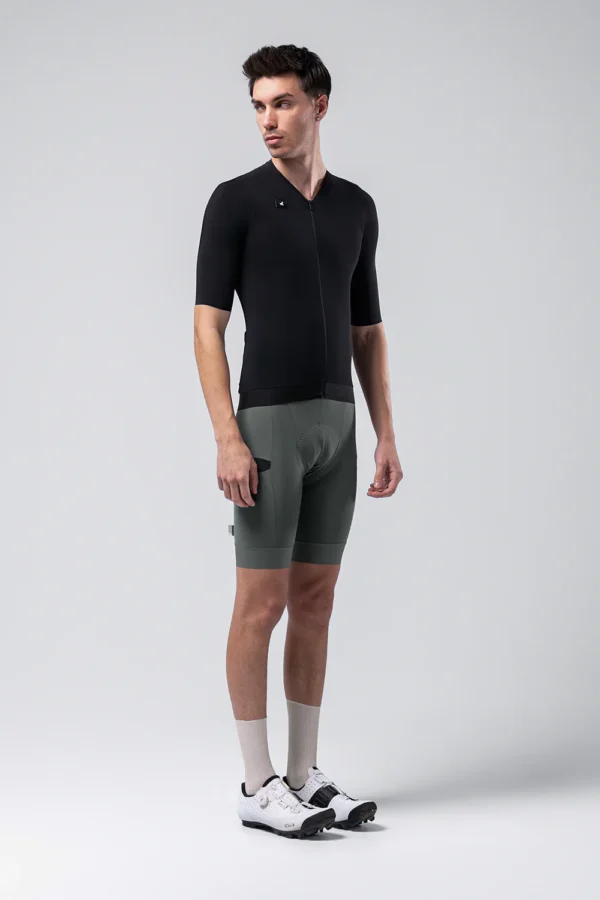 "Maillot Manga Corta Gobik CX Solid en color [color específico], diseñado para ciclismo de alto rendimiento. Ajuste perfecto, tejido EVOFLEX ultraligero y transpirable, ideal para temperaturas cálidas."