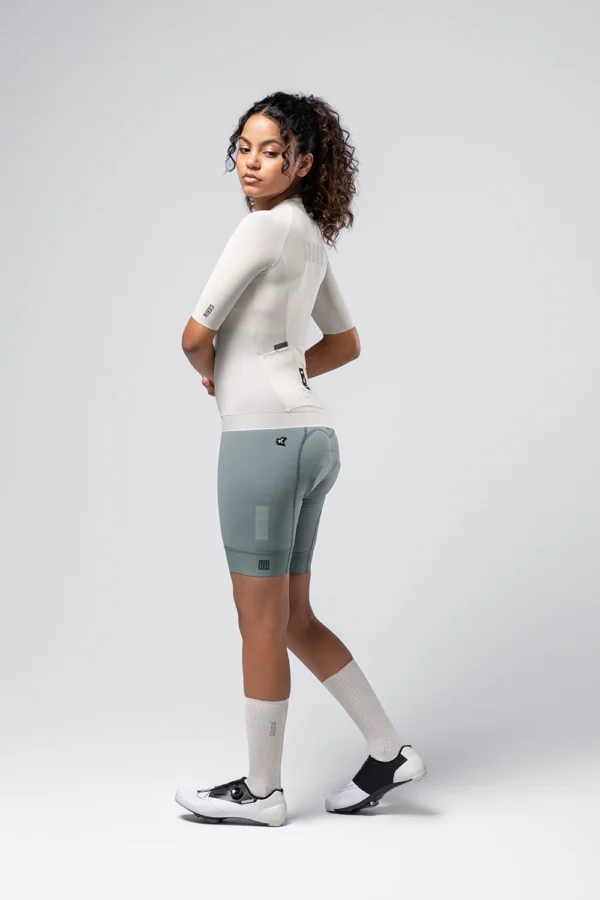 "Maillot Manga Corta Gobik CX Solid en color [color específico], diseñado para ciclismo de alto rendimiento. Ajuste perfecto, tejido EVOFLEX ultraligero y transpirable, ideal para temperaturas cálidas."