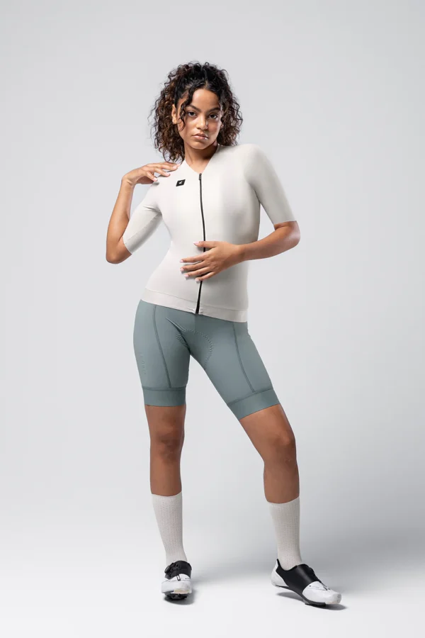 "Maillot Manga Corta Gobik CX Solid en color [color específico], diseñado para ciclismo de alto rendimiento. Ajuste perfecto, tejido EVOFLEX ultraligero y transpirable, ideal para temperaturas cálidas."