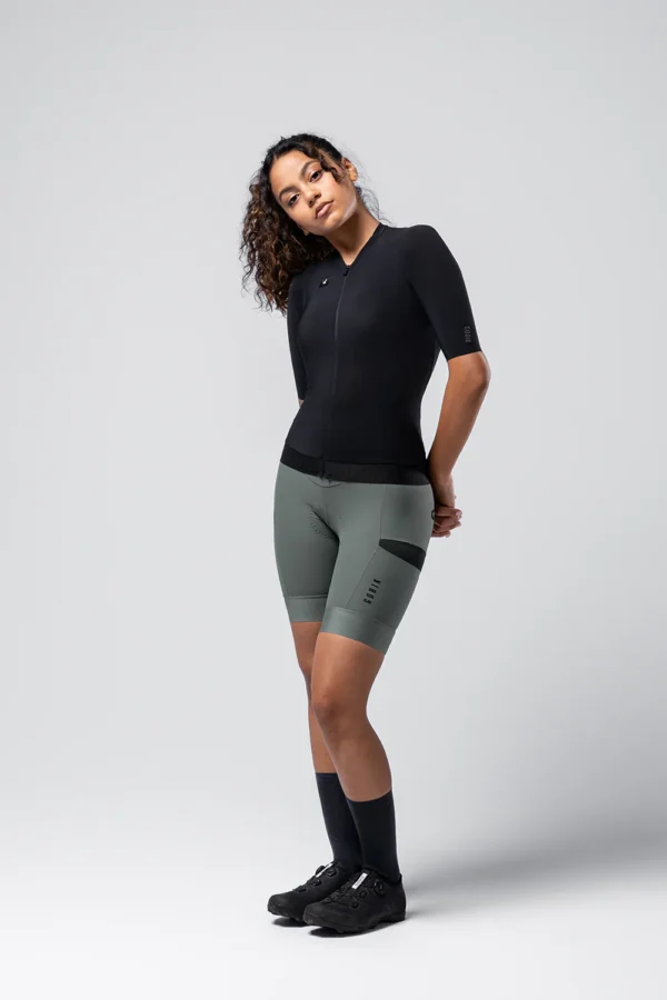 "Maillot Manga Corta Gobik CX Solid en color [color específico], diseñado para ciclismo de alto rendimiento. Ajuste perfecto, tejido EVOFLEX ultraligero y transpirable, ideal para temperaturas cálidas."