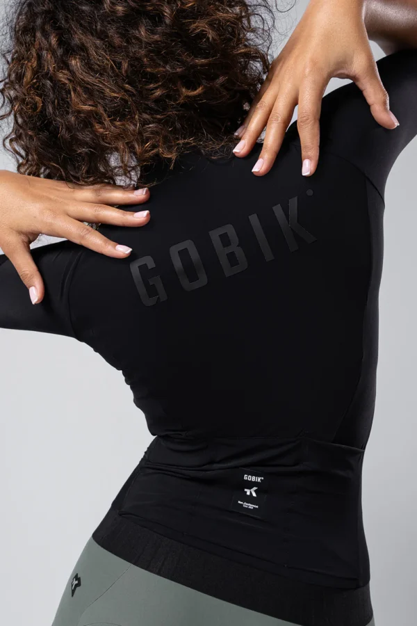 "Maillot Manga Corta Gobik CX Solid en color [color específico], diseñado para ciclismo de alto rendimiento. Ajuste perfecto, tejido EVOFLEX ultraligero y transpirable, ideal para temperaturas cálidas."