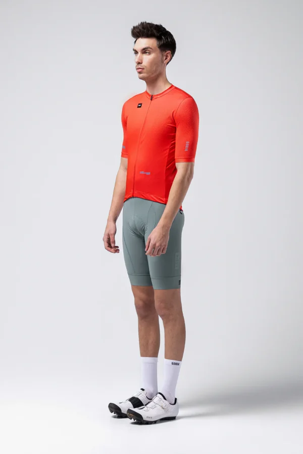 "Maillot Manga Corta Stark en color [color específico], con ajuste regular fit, tejido transpirable y mangas microperforadas. Ideal para ciclistas que buscan comodidad y versatilidad en cualquier ruta."