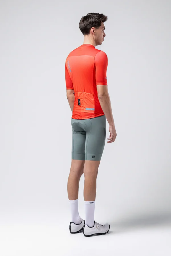 "Maillot Manga Corta Stark en color [color específico], con ajuste regular fit, tejido transpirable y mangas microperforadas. Ideal para ciclistas que buscan comodidad y versatilidad en cualquier ruta."