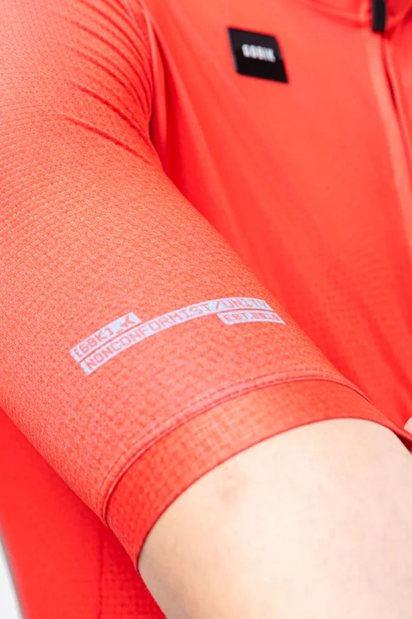"Maillot Manga Corta Stark en color [color específico], con ajuste regular fit, tejido transpirable y mangas microperforadas. Ideal para ciclistas que buscan comodidad y versatilidad en cualquier ruta."