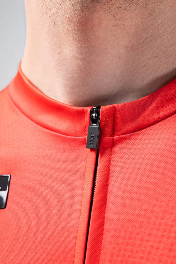 "Maillot Manga Corta Stark en color [color específico], con ajuste regular fit, tejido transpirable y mangas microperforadas. Ideal para ciclistas que buscan comodidad y versatilidad en cualquier ruta."