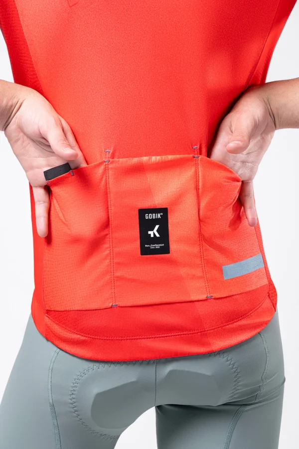 "Maillot Manga Corta Stark en color [color específico], con ajuste regular fit, tejido transpirable y mangas microperforadas. Ideal para ciclistas que buscan comodidad y versatilidad en cualquier ruta."