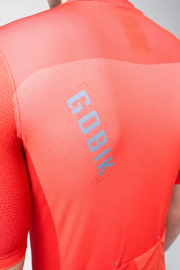 "Maillot Manga Corta Stark en color [color específico], con ajuste regular fit, tejido transpirable y mangas microperforadas. Ideal para ciclistas que buscan comodidad y versatilidad en cualquier ruta."