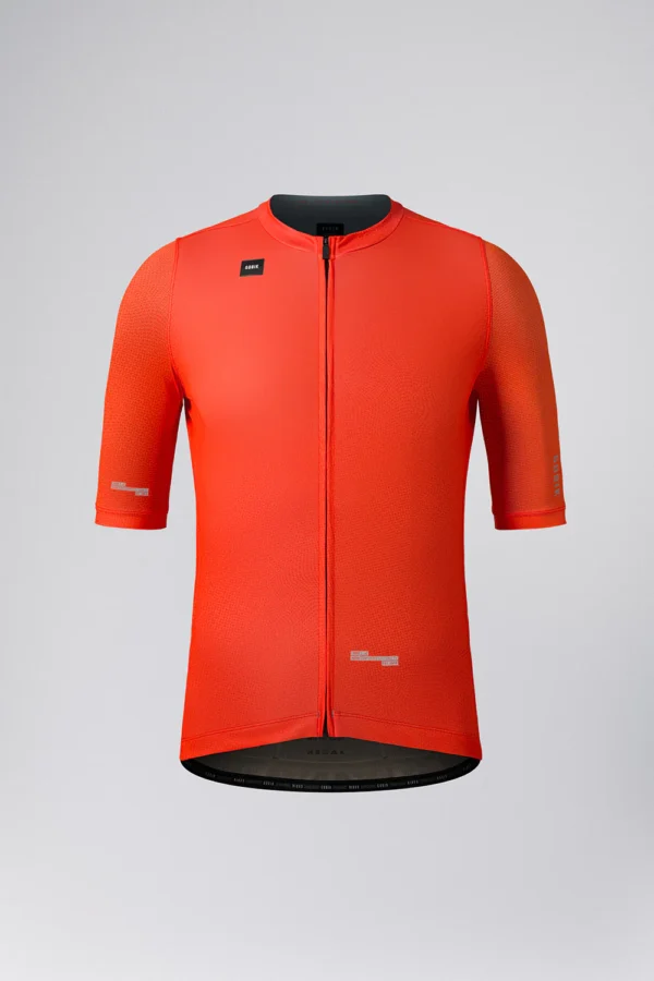 "Maillot Manga Corta Stark en color [color específico], con ajuste regular fit, tejido transpirable y mangas microperforadas. Ideal para ciclistas que buscan comodidad y versatilidad en cualquier ruta."