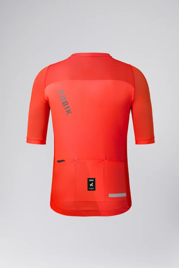 "Maillot Manga Corta Stark en color [color específico], con ajuste regular fit, tejido transpirable y mangas microperforadas. Ideal para ciclistas que buscan comodidad y versatilidad en cualquier ruta."