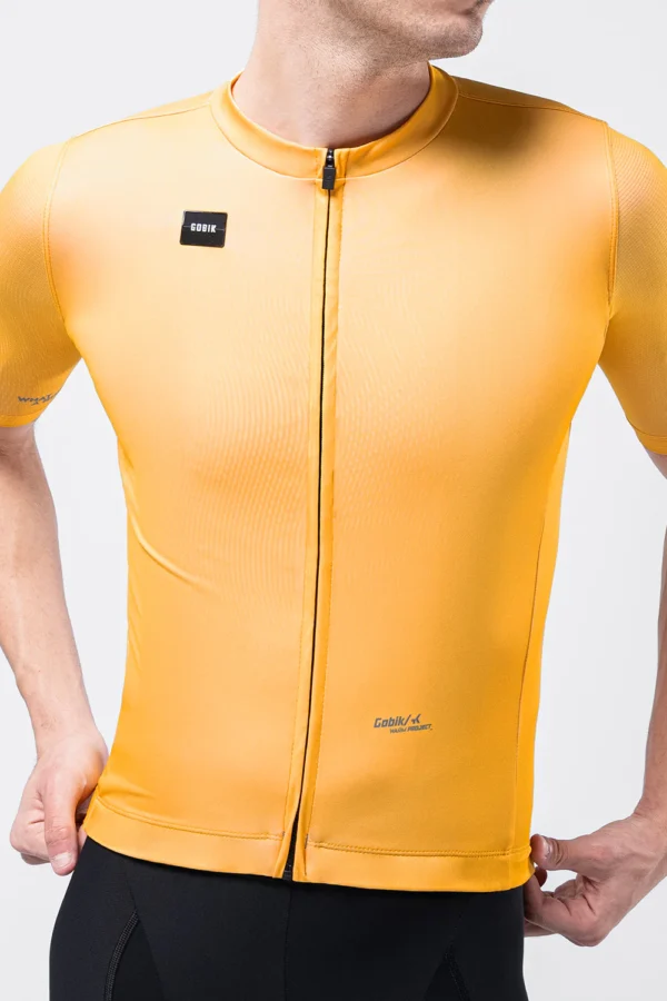 "Maillot Manga Corta Stark en color [color específico], con ajuste regular fit, tejido transpirable y mangas microperforadas. Ideal para ciclistas que buscan comodidad y versatilidad en cualquier ruta."