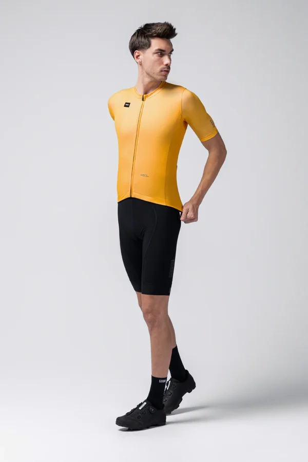 "Maillot Manga Corta Stark en color [color específico], con ajuste regular fit, tejido transpirable y mangas microperforadas. Ideal para ciclistas que buscan comodidad y versatilidad en cualquier ruta."