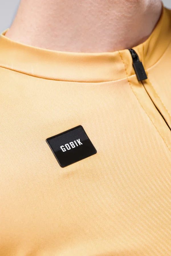 "Maillot Manga Corta Stark en color [color específico], con ajuste regular fit, tejido transpirable y mangas microperforadas. Ideal para ciclistas que buscan comodidad y versatilidad en cualquier ruta."