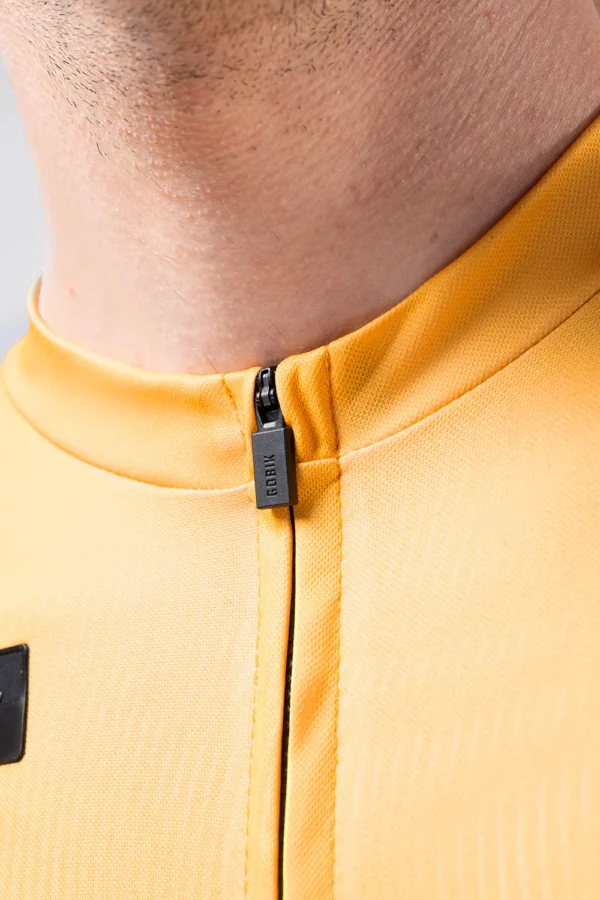 "Maillot Manga Corta Stark en color [color específico], con ajuste regular fit, tejido transpirable y mangas microperforadas. Ideal para ciclistas que buscan comodidad y versatilidad en cualquier ruta."
