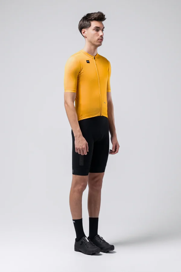 "Maillot Manga Corta Stark en color [color específico], con ajuste regular fit, tejido transpirable y mangas microperforadas. Ideal para ciclistas que buscan comodidad y versatilidad en cualquier ruta."