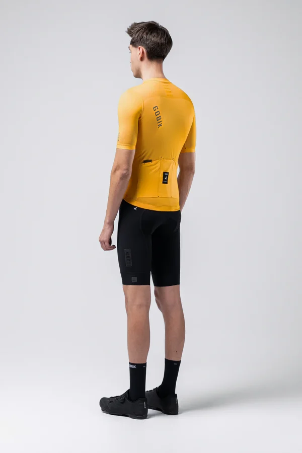 "Maillot Manga Corta Stark en color [color específico], con ajuste regular fit, tejido transpirable y mangas microperforadas. Ideal para ciclistas que buscan comodidad y versatilidad en cualquier ruta."