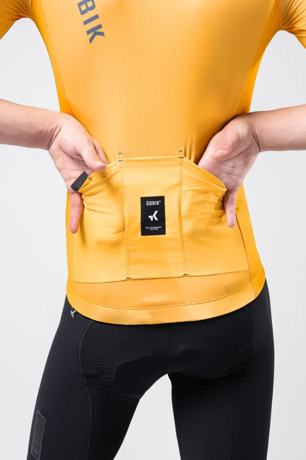 "Maillot Manga Corta Stark en color [color específico], con ajuste regular fit, tejido transpirable y mangas microperforadas. Ideal para ciclistas que buscan comodidad y versatilidad en cualquier ruta."