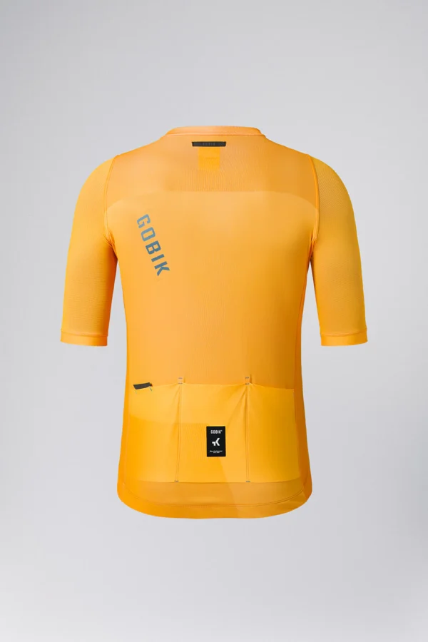"Maillot Manga Corta Stark en color [color específico], con ajuste regular fit, tejido transpirable y mangas microperforadas. Ideal para ciclistas que buscan comodidad y versatilidad en cualquier ruta."