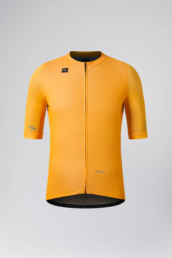 "Maillot Manga Corta Stark en color [color específico], con ajuste regular fit, tejido transpirable y mangas microperforadas. Ideal para ciclistas que buscan comodidad y versatilidad en cualquier ruta."