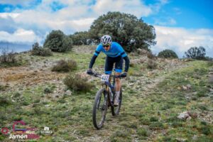 Equipo Bikes Moncayo compitiendo en la Jamón Bike 2025 en un exigente recorrido de montaña. 