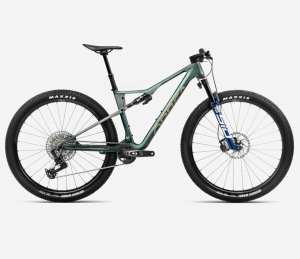 Orbea Oiz M10 AXS Flight Attendant 2024 en color verde oscuro con horquilla RockShox SID Ultimate azul.