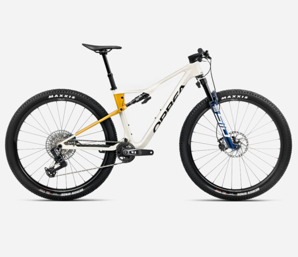 Orbea Oiz M10 AXS Flight Attendant 2024 en color blanco y dorado con horquilla RockShox SID Ultimate azul.