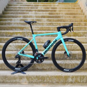 "Bicicleta Bianchi Sprint Disc Carbon Monocoque con cuadro de carbono, grupo Shimano 105 Di2, y ruedas Velomann VR30, diseñada para alto rendimiento y estilo."