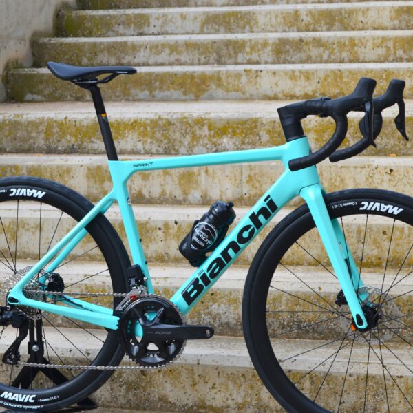 "Bicicleta Bianchi Sprint Disc Carbon Monocoque con cuadro de carbono, grupo Shimano 105 Di2, y ruedas Velomann VR30, diseñada para alto rendimiento y estilo."