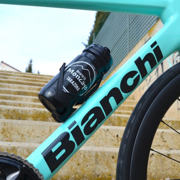 "Bicicleta Bianchi Sprint Disc Carbon Monocoque con cuadro de carbono, grupo Shimano 105 Di2, y ruedas Velomann VR30, diseñada para alto rendimiento y estilo."